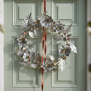Corona de Metal Rústica Redonda con Flores Decorativas Hechas a Mano, Sin Luces, para Colgar en la Puerta de Navidad, Paquete Individual - Product Image 1