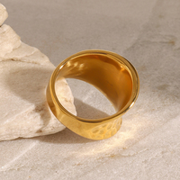 18K Vergoldeter Edelstahlring mit Übertriebenem Konkavem Design und Breitem Profil