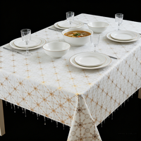 Nappe en PVC à motif floral moderne 137cm*20m, rouge estampé or, imperméable, résistante à l'huile, couleurs et logo personnalisables pour la maison et les mariages