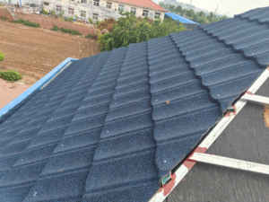 กระเบื้องมุง<span class=keywords><strong>หลังคา</strong></span>ทนทานป้องกันการกัดกร่อนแผ่นโลหะเคลือบหินดีไซน์ทันสมัยสำหรับคลุมหลังคาวิลล่า - Product Image 6