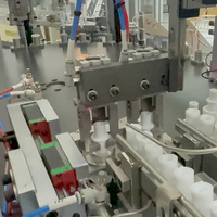 Machine d'assemblage automatique haute vitesse à cinq composants pour corps de pompe à lotion avec interrupteur droit-gauche