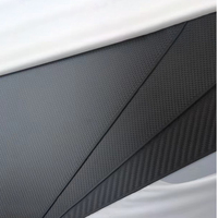 Le fabricant propose des plaques en fibre de carbone de 1 mm, finitions brillantes/mates, découpées sur mesure avec technologie CNC, imperméables