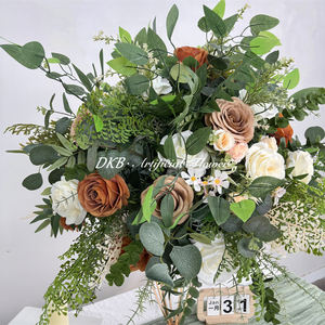 Rosas Blancas Ligeras Realistas Hechas a Mano con Seda Artificial DKB, Hortensias Verdes, Centro de Mesa Moderno para Bodas - Product Image 3