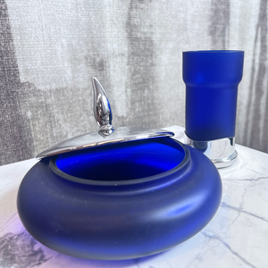 Ensemble de deux pièces en verre de Murano bleu givré soufflé à la main, comprenant un gobelet pour brosse à dents avec base en acier inoxydable et un couvercle de boîte à bijoux, Italie - Product Image 2