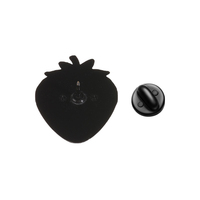 Spilla in smalto con design divertente e ispiratore a fragola, ornamento versatile in lega per decorare borse, giacche e zaini