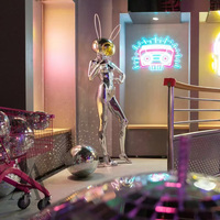 Statue de robot futuriste éclairée par LED Décoration de boîte de nuit et présentoir de vente au détail haut de gamme Cyberpunk Miroir chromé en fibre de verre Mannequin