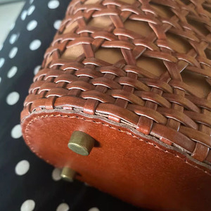 Bolso Tote de Cuero Genuino para Mujer con Nudos, Cierre Abierto, Forro de Algodón y Diseño Calado - Product Image 6