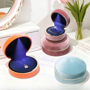 กล่องใส่เครื่องประดับกำมะหยี่คุณภาพสูงแบบกำหนดเอง พร้อมไฟ LED สำหรับแหวน จี้ สร้อยข้อมือ และเครื่องประดับอื่นๆ กล่องบรรจุภัณฑ์อเนกประสงค์ - Product Image 3