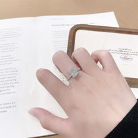 Splendidi Anelli di Fidanzamento Classici di Lusso con Diamanti da Laboratorio in Oro Bianco 18K a 4 Griffe con Gambo Dritto per Donna