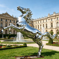 Statue d'animal extérieure personnalisable, sculpture de cheval sautant en acier inoxydable pour villa contemporaine ou place publique