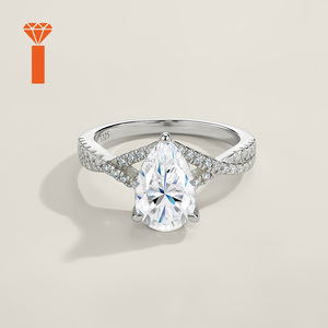 Elegante <span class=keywords><strong>Anello</strong></span> in <span class=keywords><strong>Argento</strong></span> Sterling <span class=keywords><strong>925</strong></span> <span class=keywords><strong>con</strong></span> Moissanite Taglio a Pera e Pietre Intrecciate, Perfetto per Proposte e Matrimoni - Product Image 1