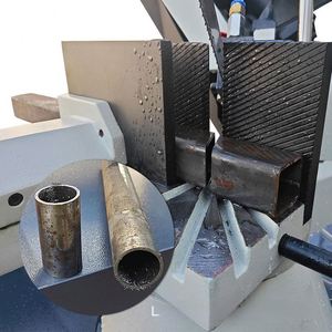 Scie à ruban horizontale industrielle pour la découpe à froid du métal, capable de couper divers profilés et de réaliser des coupes verticales à diverses angles - Product Image 3