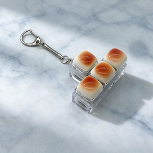Porte-clés jouet anti-stress en plastique blanc en forme de bouton de pain vapeur, à presser au bout des doigts - Product Image 3