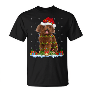 Camiseta navideña con diseño de caniche de juguete, gorro de Papá Noel, luces y regalos - Product Image 2