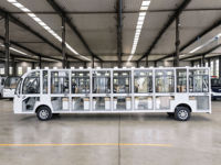 Bus Wisata Listrik dengan Pintu, 20 Kursi untuk Transportasi Staf Resor, Baterai Lithium 400Ah, Jangkauan 150-180km, Afrika