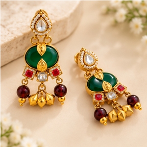 Ensemble collier ras-de-cou et boucles d'oreilles imposantes en perles pour mariage indien, avec pierres vertes et travail Kundan - Product Image 4