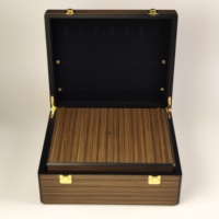 Boîte à bijoux en bois plaqué sur mesure avec doublure en velours, quincaillerie dorée, poignée en cuir, emballage de luxe pour la présentation en magasin et le rangement à domicile