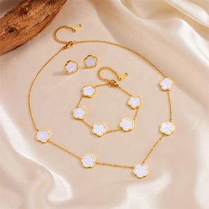 अद्वितीय फैशन 18k सोने की प्लेटेड स्टेनलेस स्टील भाग्यशाली पांच पत्ती क्लैवर ब्रेसलेट इयररिंग्स महिलाओं के लिए - Product Image 4