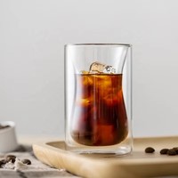 Vente en gros de tasses en verre à double paroi soufflées à la main de haute qualité, résistantes à la chaleur, écologiques, design moderne pour whisky, jus, café, hôtel