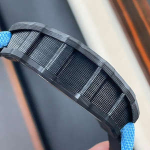 Montre mécanique haut de gamme tendance avec boîtier en fibre de carbone, tourbillon en forme de tonneau, couleur contrastée bleue et cadran squelette. - Product Image 4