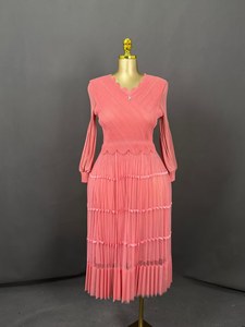 Gaun Midi Lipit Warna Solid Lengan Lentera Aksesoris Logam Kerah V Kasual Elegan Miyaki Ukuran Besar untuk Wanita - Product Image 3