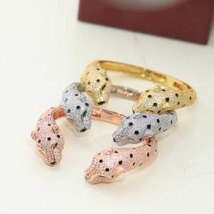 Pulsera con Cabeza de Leopardo Imponente, con Circonitas Brillantes, Esmeralda y Ónix, en Oro Mate, Joyería de Moda - Product Image 1