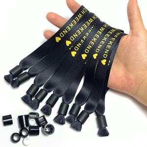 สายรัดข้อมือผ้าทอแบบกำหนดเองสำหรับงานอีเว้นท์ ใช้แล้วทิ้ง/นำกลับมาใช้ใหม่ได้ พร้อมตัวล็อคแบบสแนปล็อคสีดำ - Product Image 1