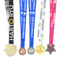 Médailles de récompense sportives en laiton personnalisées avec impression UV moderne, couleur gris argent, avec cordon de suspension et badge