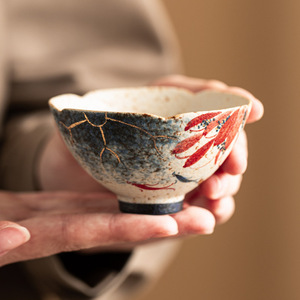 Tazza da tè in ceramica blu e bianca <span class=keywords><strong>con</strong></span> bordo dorato, dipinta a mano <span class=keywords><strong>con</strong></span> loto, carpa Koi, bambù e forma di cappello, <span class=keywords><strong>con</strong></span> bocca a girasole - Product Image 1