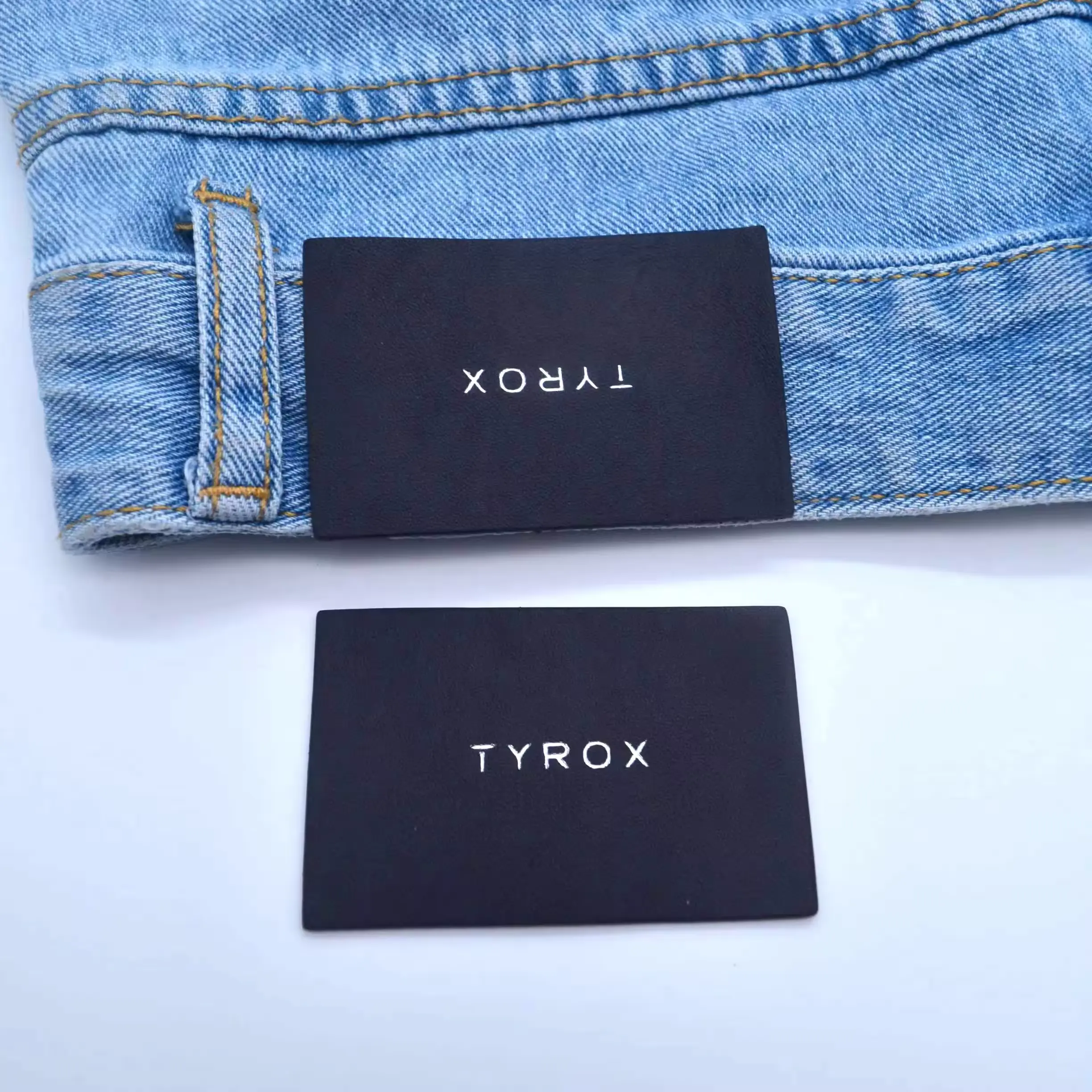 Etiqueta de couro personalizada costurada em calças Etiqueta de roupas para jeans Etiquetas de roupas de couro jaqueta etiqueta lavável genuína logotipo em relevo