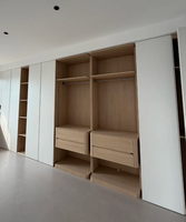 Armoire de chambre sur mesure moderne, intérieur grain de bois, niche d'exposition ouverte et tiroirs, pour la décoration de chambre familiale