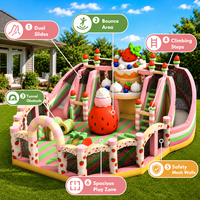 Aire de jeux gonflable commerciale sur le thème du gâteau aux fraises avec toboggan et parcours d'obstacles pour enfants, idéale pour les fêtes en plein air et la location.