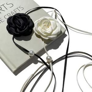 Collier ras du cou fleuri avec perle d'eau douce, style vintage pour femme, à porter au quotidien - Product Image 2