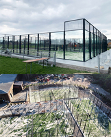 Terrain de tennis panoramique, gazon artificiel professionnel assurant un rebond de balle constant, traction du joueur, acier galvanisé