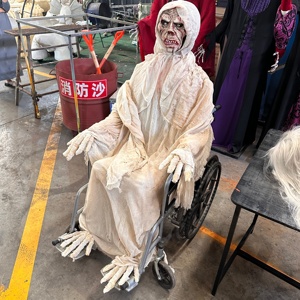 Figurine statique de momie zombie en fauteuil roulant effrayante, décoration animatronique, accessoires de maison hantée en métal pour fête d'horreur - Product Image 4