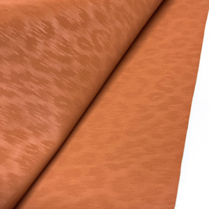 Cuero sintético bio-based con estampado de leopardo en color naranja <span class=keywords><strong>para</strong></span> chaquetas de hombre, guantes, sofás, sillas y tapicería de muebles. - Product Image 4