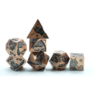 ชุดลูกเต๋าโลหะสีทองแดง OEM 7 ชิ้น ลายแมวดำ ขายส่งสำหรับร้านเกม คาเฟ่ คลับ ของชำร่วยงานปาร์ตี้ - Product Image 2