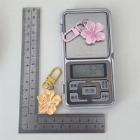 Porte-clés romantique fleur de cerisier, pendentif fleur coloré, cadeau doux pour couple, accessoire de sac à dos, présent