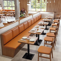 Banquette de restaurant commerciale moderne en cuir PU orange rembourrée avec tables et chaises en bois massif pour café bistro