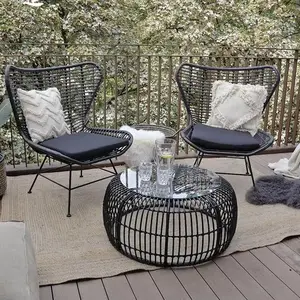 천연 소재로 된 하이 퀄리티 등나무 의자 제품은 객실에 편안함을 제공합니다.