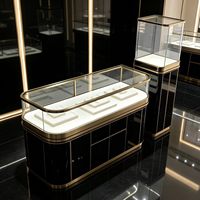 Luxuriöse Glas-LED-Vitrine Umweltfreundliches Design Recycelbar Langlebig Wasserdicht Anpassbare Farben für Einzelhandel und Museen