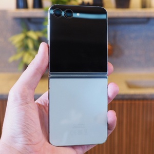 <span class=keywords><strong>Samsung</strong></span> Z Flip 5 Originale Sbloccato, Usato Grado A+, Come Nuovo al 99%, Senza Graffi Superficiali, Versione Globale - Product Image 2