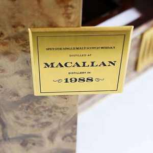 Caja de Exhibición de Whisky y Vodka de Lujo Hecha a Mano y Personalizada, Construcción en MDF, Acabado en Laca Piano, Diseño de Doble Puerta, Rectangular - Product Image 3