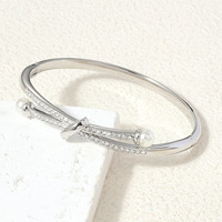 Bracelet de luxe exquis en strass, design croix en or, bracelet jonc avec breloque diamant, bracelet tennis pour femme