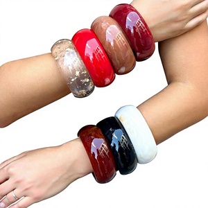 Bracelet en résine fait main AZ ENTERPRISES, noir avec motif en spirale crème, forme ronde, bijou décoratif de mode modelé à la main - Product Image 5