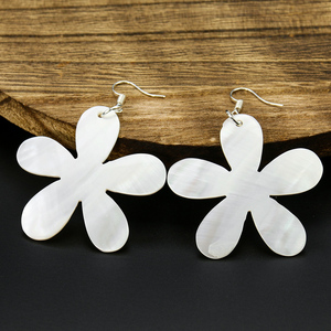 48mm naturale madreperla <span class=keywords><strong>orecchini</strong></span> pendenti alla moda <span class=keywords><strong>con</strong></span> conchiglia di fiori ciondolo in metallo all'uncinetto gioielli per feste regali - Product Image 3