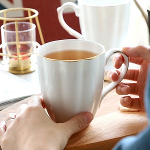 Taza de cerámica minimalista con borde dorado en relieve, de porcelana fina, para té de la tarde o uso en la oficina. - Product Image 3