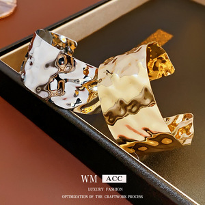 Bracelet manchette en <span class=keywords><strong>fer</strong></span> électroplaqué plissé style européen et américain, personnalisé, de luxe léger et haut de gamme, au design cool - Product Image 3