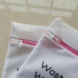 Borsa da bucato personalizzata A rete Fine una borsa per il lavaggio del reggiseno con cerniera rosa per calze - Product Image 4