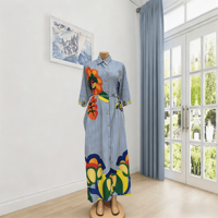 Robe longue ethnique africaine à rayures florales, style chemise d'été, boutonnée, avec ceinture à nouer, élégante, pour les vacances, la plage, ou comme tenue décontractée.